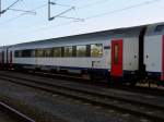 Personenwagen der SNCB Typ I 11. In der 1. Klasse hat dieser Wagen 60 Sitzpltze, in der 2. Klasse hat er 80 Sitzpltze. Gebaut wurden diese Fahrzeuge um das Jahr 1995. Fotografiert in Gouvy am 23.02.08.  