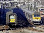 Der Triebzug AM 96 480 und der IC A Oostende-Eupen fahren am 27.12.08 parallel den  plan inclin  hinunter in Richtung Bahnhof Lige Guillemins. (Jeanny)