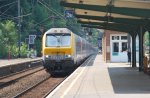 Ankunft des IC-Zuges Oostende-Eupen in Verviers-Central mit Steuerwagen der Reihe I11. Hinter dem Bahnsteigdach steht das Stellwerk. 27. Juni 2010.