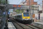 IC-A-Zug Oostende-Eupen fährt durch die Stadt Verviers mit Steuerwagen am Kopf (12. April 2014).