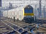 Ein Doppelzug, bestehend aus M 6 Wagen und 2 Loks der BR 27, aus Knokke und Blankenberge (in Brgge aneinander gekuppelt) fhrt am 14.02.09 in den Bahnhof Bruxelles Midi ein.