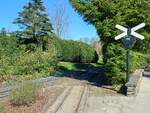 Der Abzweig zum Lokschuppen und ein Andreaskreuz bei der Schmalspurbahn in Pairi Daiza, am 07.04.2026.