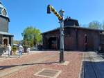 Der Lokschuppen und der Wasserkran der Schmalspurbahn in Pairi Daiza, am 07.04.2026.