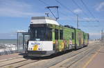 De Lijn Kusttram 6031 BN/ACEC mit Werbung für Zespri, aufgenommen 23.07.2017 am Haltestelle Raversijde