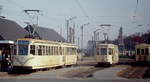 Im Frühjahr 1979 begegnen sich drei Züge der Kusttram in Oostende: Links ein Zweiwagenzug nach Westende mit dem Triebwagen 9010 an der Spitze, in der Mitte der Arbeitstriebwagen 9111 und