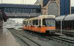 Im April 1992 präsentiert sich die Haltestelle am Bahnhof Oostende gegenüber der vorherigen Aufnahme völlig verändert: Die Bahnsteige sind modernisiert und eine