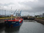 Wenn in Zeebrugge (Zeebrügge) eine der beiden Schleusen (hier zum Boudewijnkanaal mit Schiff) genutzt wird, muss die Kusttram eine Ausweichroute über das jeweils andere Schleusentor