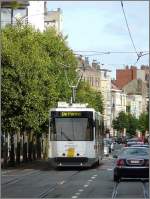 Eine Einheit des  Kusttram  von  De Lijn  durchfhrt die Weststraat in Blankenberge auf ihren Weg von Knokke nach De Panne am 12.09.08.