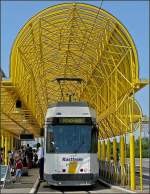 Die Tram N 6045 von de Kusttram wartet am 10.07.10 an meiner Lieblingshaltestelle De Panne Station auf die Fahrgste.