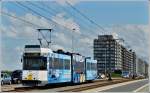 - Auf der Suche nach ein paar Sonnenstrahlen - De Kusttram N 6002 hat am 23.07.2011 Middelkerke verlassen und wird bald Westende Bad erreichen auf seiner langen Reise von Knokke nach De Panne. (Jeanny) 