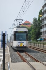 BN-Straenbahn (Kusttram) Nr. 6043 De Panne-Knokke (De Lijn) fhrt auf der Elisalaan in Nieuwpoort (Juli 2013).