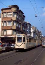 Kusttram-Tw 9008 ist im Frühjahr 1979 in der Innenstadt von Oostende unterwegs