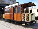 De Kusttram, Straßenbahn Wagen Nr. 50 vor der Fahrzeughalle am Loskaai in  De Panne am 29.8.2015