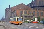 SNCV Tw 6106 erreicht Charleroi. Die eindrucksvolle Industriekulisse an der Route de Mons ist teilweise heute noch erhalten, die Bahn verluft jedoch auf eigener Stadtbahntrasse bis Anderlues. Aufnahme vom 17.06.1986.