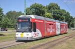 Hermelijn 7208 von De Lijn Antwerpen mit Werbung für Brussels Airport, aufgenommen 10.06.2017 am Haltestelle P+R Linkeroever 