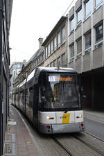 Es wird eng... wenn die Straßenbahn durch die schmalen Gassen in Antwerpen fährt. (Juli 2018)