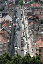 Die Annäherung -    Blick von der Nationalbasilika des Heiligen Herzens auf die Avenue de l'Hôpital Français in Koekelberg (Brüssel), in der gerade zwei Straßenbahnen der