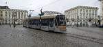 Eine Straßenbahn fährt über Place royale am 1.