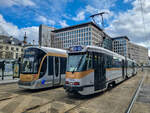 Straßenbahn Brüssel Zug 3124 auf der Linie 8 nach Roodebeek und Zug 7914 auf der Linie 97 verkürzt nur bis Barrière in der Wendeanlage der Station Poelaert, 02.03.2024.