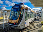 Straßenbahn Brüssel Zug 2043 auf der Linie 7 nach Vanderkindere in der Station Heysel, 01.03.2024.