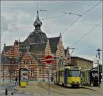 Tram N 7717 wartet am 08.05.10 an der Haltestelle Schaerbeek Station vor der Kulisse des wunderschnen Empfangsgebudes.