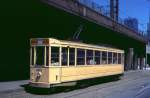 Brssel Museums-Tw 5001 auf seiner sonntglichen Runde in der Fonsny Laan unterhalb der Stadtbahn beim Bahnhof Midi, 18.06.2000.