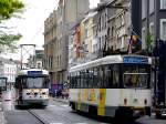 7027 als Lijn7 und 7114(Lijn4)kreuzen vor dem Drehschranken (zu was dient dieser ?)in der Innenstadt von Antwerpen;110831