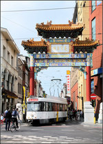 . Das besondere Straßenbahnbild aus Antwerpen -

Eine PCC-Tram kommt aus der Antwerpener Chinatown und biegt in die Gemeentestraat ein.

19.06.2016 (M)