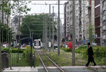 . Nach der Tunnelstrecke -

Nach einer unterirdischen Fahrt über sieben U-Bahnhöfe erreicht in der Belgiëlei eine HermeLijn-Straßenbahn der Linie 6 wieder die Oberfläche und wird gleich Lange Lemstraat einfahren. Im Hintergrund ein Brücke der Bahnstrecke in Richtung Brüssel.

In diesem Stadtviertel leben sehr viele jüdische Bewohner, so wird Antwerpen auch als Jerusalem des Nordens bezeichnet.

20.06.2016 (M)

 