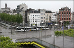 Am Bolivarplaats -    Auf dem Bolivarplaats am Antwerpener Justizgebäude befahren die Bahnen der Linie 4 und 12 eine große Schleifenförmige Strecke, die für die Linie 12 als