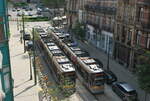 Zwei Straßenbahnen kreuzen sich in der Avenue De Jear (Saint-Gilles, 20.