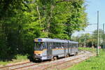 Die Stra�enbahnen der Baureihen 7700/7800 der STIB wurden grunds�tzlich au�er Dienst gestellt. Rund 15 Stra�enbahnen bleiben als Reserve, die �brigen werden verschrottet.
Die verbliebenen Stra�enbahnen fuhren ihre letzten Kilometer auf den Linien 39 und 44. Letztere ist zweifellos die sch�nste Stra�enbahnlinie Br�ssels und verl�uft durch den Sonienwald zwischen der Avenue Madoux und Tervuren.
Stra�enbahn 7820, Avenue de Tervuren, in der N�he des Kreisverkehrs Ravenstein.
23.04.2026