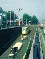 STIB/MIVB Stra�enbahn Br�ssel__Begegnung zweier Bahnen bei Ein-/Ausfahrt der  PreMetro .__13-08-1974