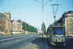 STIB/MIVB Stra�enbahn Br�ssel__PCC GTw auf der einen und PCC GTw 7529 [Serie 7500; 1971/72] auf Linie 19 auf der andern Seite des Boulevards. Zwei Tage nach dieser Aufnahme, am 15.08.74 wurde der Tw 7529 [lt. google KI >Tassignon Trains] bei einem Brand im Depot Ixelles in Groot-Bijgaarden zerst�rt.__13-08-1974