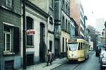 STIB/MIVB Stra�enbahn Br�ssel__Tw 7028 [PCC der ersten Serie 1951-71] auf Linie 62 in enger Altstadtstra�e.__13-08-1974