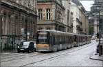 . Farblich passend -

Die Farbgebung der Cityrunner-Trams passt gut zu den Farben des Stadtbildes. Vielleicht hatte die vordere Straßenbahn einen defekt und es kam zum Stau der drei Bahnen in Brüssler Rue de la Régence.

22.06.2015 (M)

