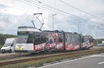 De Lijn Kusttram 6002 BN/ACEC mit Werbung für Bowling De Kegel, aufgenommen 23.07.2017 am Haltestelle Blankenberge Duinse Polders 