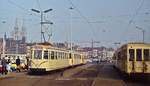 An der zentralen Haltestelle am Bahnhof Oostende kreuzen sich im Frühjahr 1979 die Kusttram-Züge nach Knokke und De Panne, links der Triebwagen 9020, rechts ein zum Beiwagen 9540 umgebauter