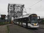 Wenn in Zeebrugge (Zeebrügge) eine der beiden Schleusen (hier zum Boudewijnkanaal) genutzt wird, muss die Kusttram eine Ausweichroute über das jeweils andere Schleusentor befahren.

Zeebrugge, am 26.08.2021