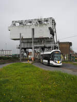 Wenn in Zeebrugge (Zeebrügge) eine der beiden Schleusen (hier zum Boudewijnkanaal) genutzt wird, muss die Kusttram eine Ausweichroute über das jeweils andere Schleusentor befahren.

Zeebrugge, am 26.08.2021