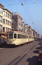 Durch die Innenstadt von Oostende bahnt sich die  kusttram  im April 1979 ihren Weg von Knokke nach De Panne