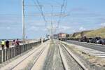DE LIJN Kusttram Trasse bei der Raversijde-Provinciedomein Station, Blickrichtung Oostende, am 27.Juli 2026.