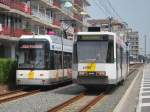 Zwei Straenbahnen (HermeLijn und BN) kreuzen sich bei der Haltestelle Nieuwpoort-Bad (Juli 2013).