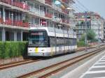Kusttram (HermeLijn Nr.7229) Knokke-De Panne auf der Elisalaan in Nieuwpoort (Juli 2013).