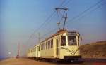 Tw 9006 der  kusttram  zwischen Oostende und Middelkerke im Frhjahr 1979.