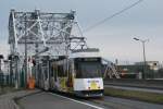  Kusttram  nach De Panne fährt über die Klappbrücke von Zeebrugge.