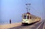 Entlang der Küste fährt Tw 9014 im Frühjahr 1979 südlich von Oostende nach De Panne