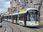 De Lijn Stra�enbahn Gent Zug 6356 auf der Linie T2 nach Van Beverenplein bei der Burg Gravensteen, 17.08.2026.