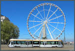 Vor dem Justizpalast in der Altstadt von Br�ssel passiert der Triebwagen 2015 am 24.04.2026 ein Riesenrad.
