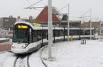 Wahrscheinlich die längste Tramlinie der Welt: das Küstentram wartet in Knokke im Schneetreiben auf die Abfahrt nach De Panne.